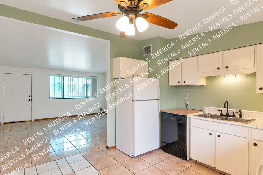 Building Photo - 803 E Holaway Dr