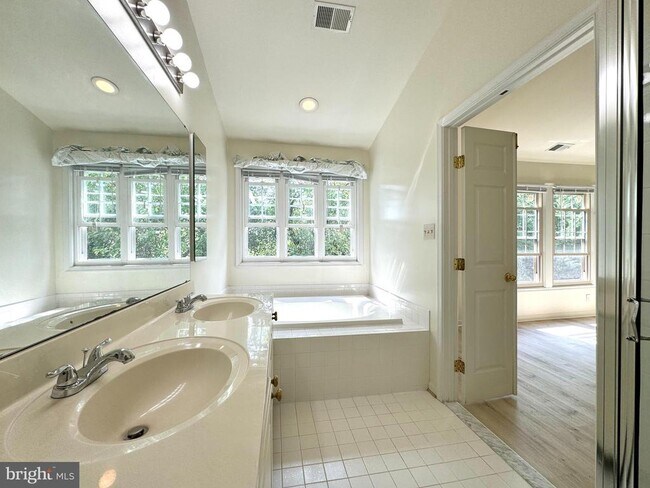 Building Photo - 10175 Treble Ct