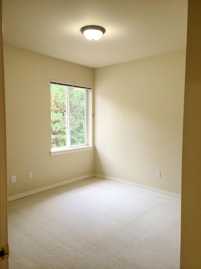 Building Photo - Spacious two bedroom condo!