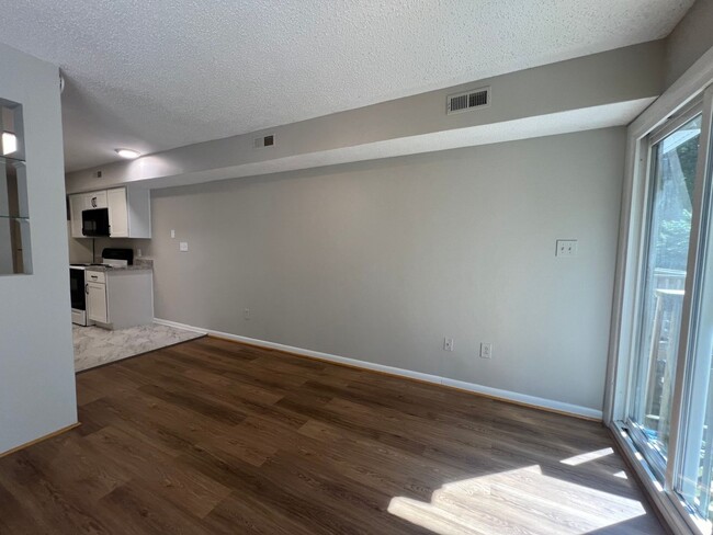 Building Photo - SHADOWLAWN/California Condo