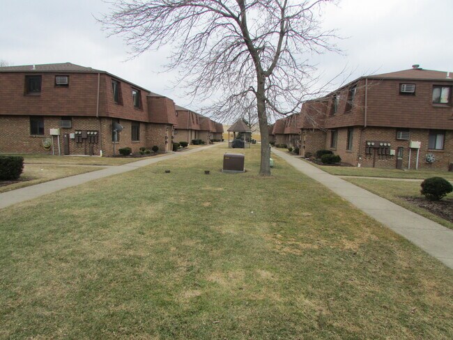 Building Photo - 3896 Ridge Lea Rd