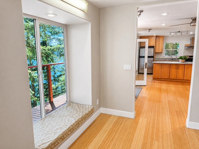 Building Photo - Elevated 2-Bedroom Home with Lake Sammamish Views