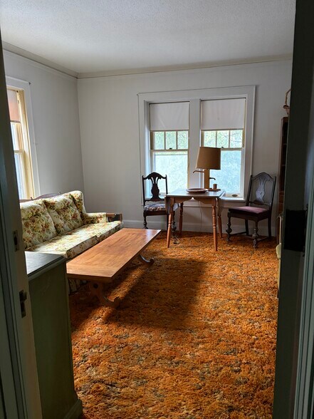 Sitting area - 3901 Greysolon Rd