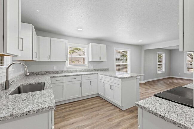 Building Photo - Charming in Cleburne!