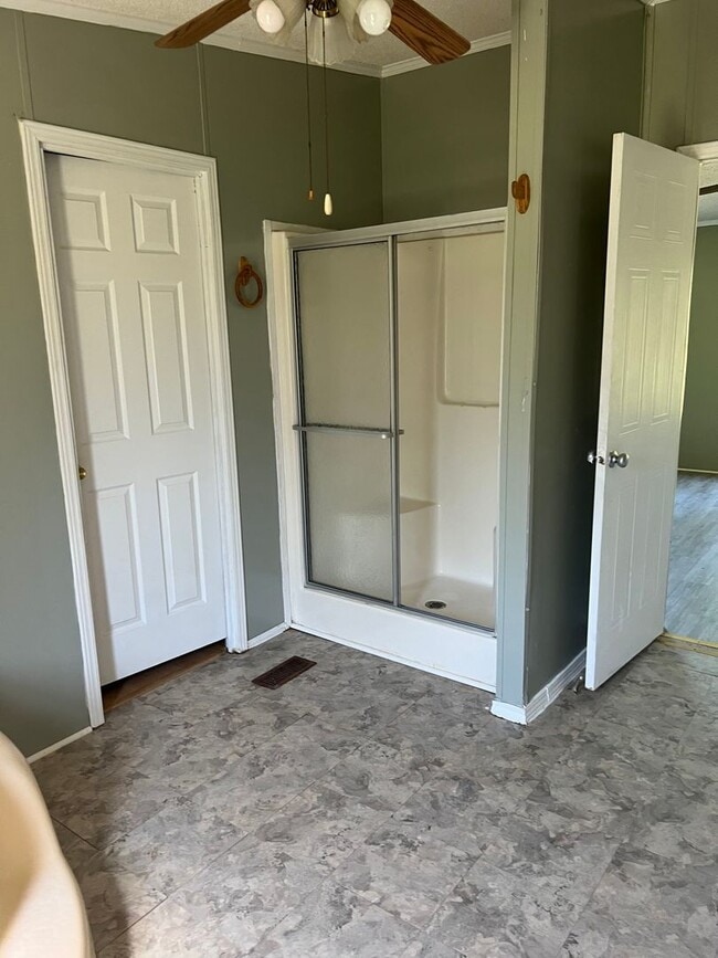 Building Photo - Nice 3 Bedroom 2 Bath Available Now! Schedule your tour and Apply today!