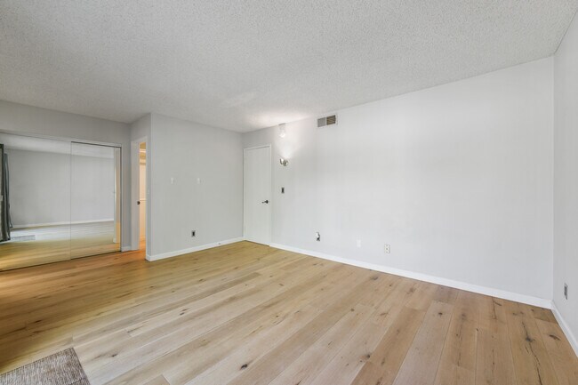 Building Photo - 6716 Clybourn Ave