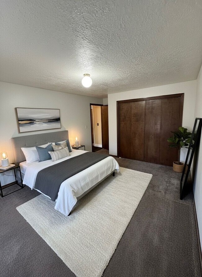 Building Photo - 4 Bed / 3 Bath Home for Rent in Riverdale,...