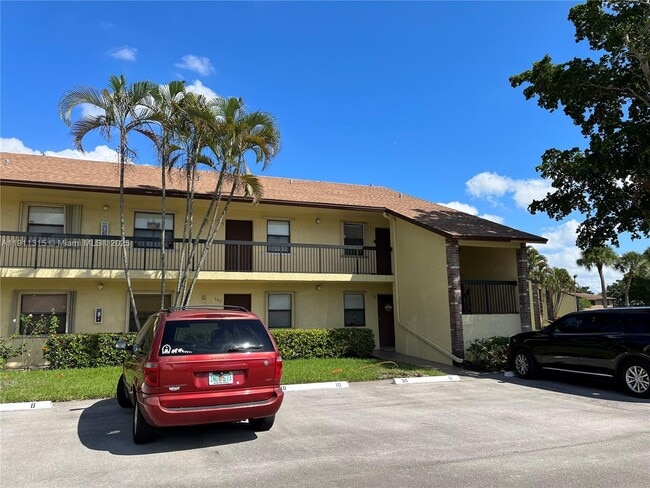 Building Photo - 10011 Winding Lake Rd