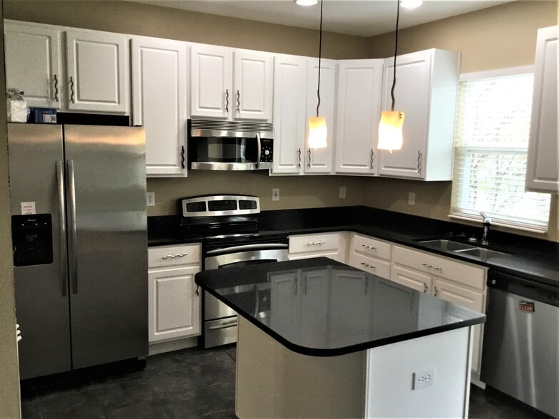 Building Photo - 447 Hartford Ct