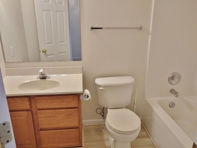 Building Photo - 3 Bed / 2 Bath Single Family Townhome
