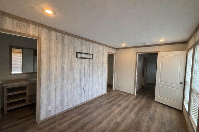 Building Photo - 8907 Deerwood Dr