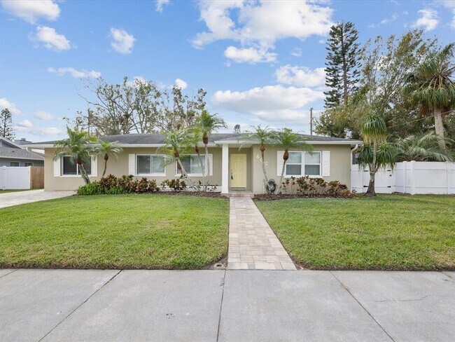 Building Photo - 605 Gardenia St