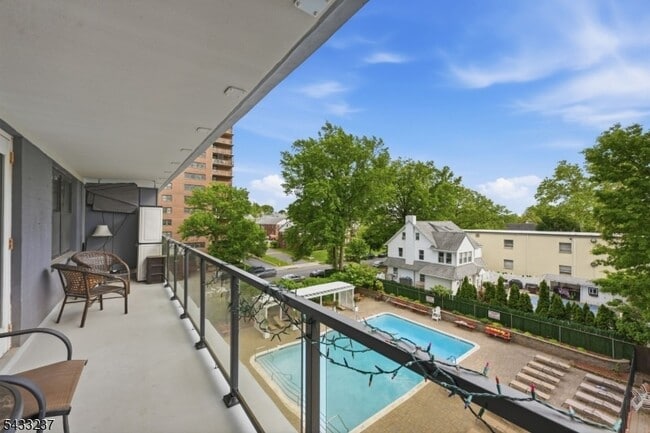 Building Photo - 285 Aycrigg Ave