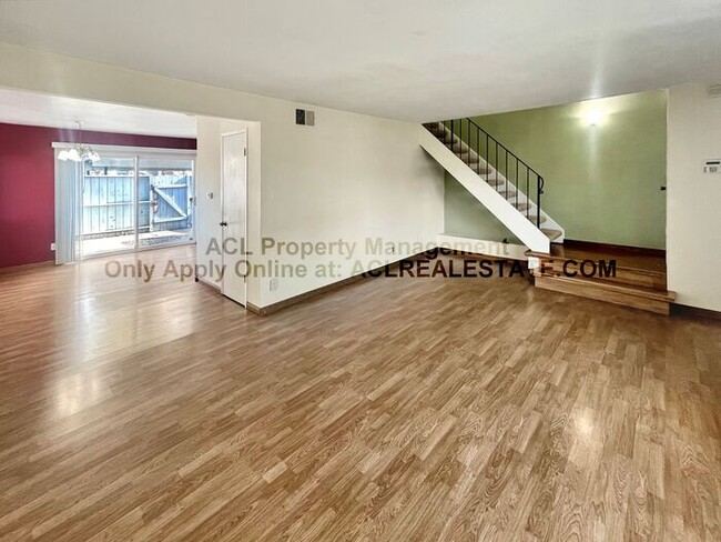 Building Photo - Spacious & Upgraded 4-Bedroom Townhouse in...