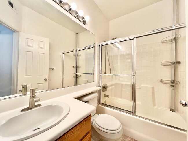 Building Photo - Beautiful 2Bd/2.5Ba with office located in...