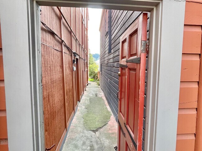 Building Photo - Jr.1BR/1BA Garden Unit NOPA Flat! Laundry!...