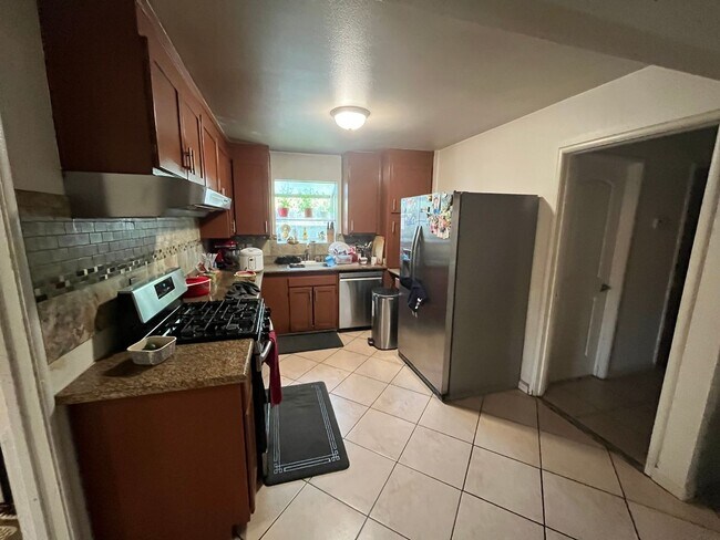 Building Photo - Large 2-Story Home Close to Downtown