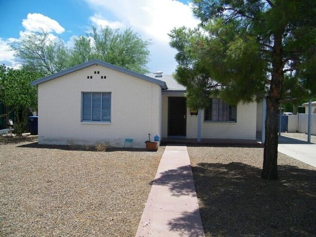 Primary Photo - Charming Tucson 3-Bedroom Home with Spacio...