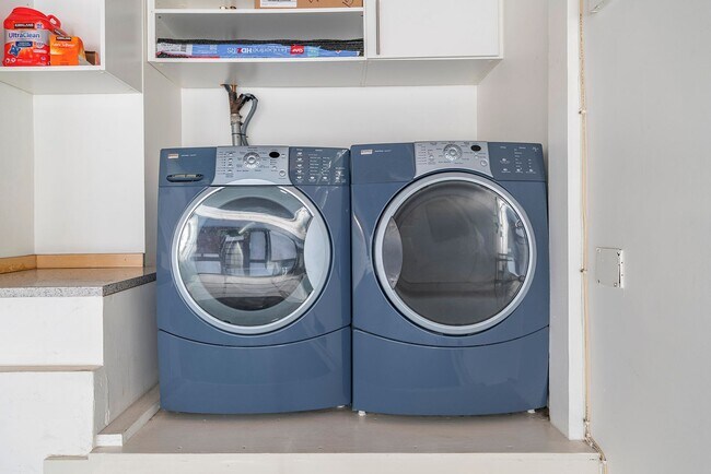 Building Photo - Warm & Inviting Manhattan Beach Rental Home!