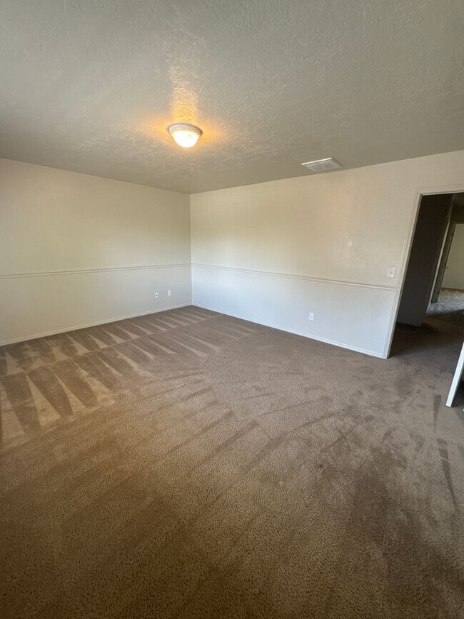 Building Photo - Walking distance to Settlers Park