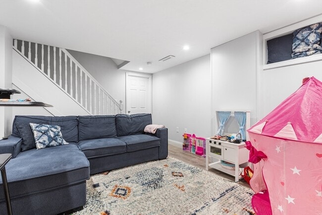 Building Photo - 142 Franklin St