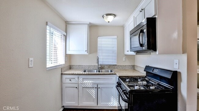 Building Photo - 1829 1/2 E 63rd Street Unit