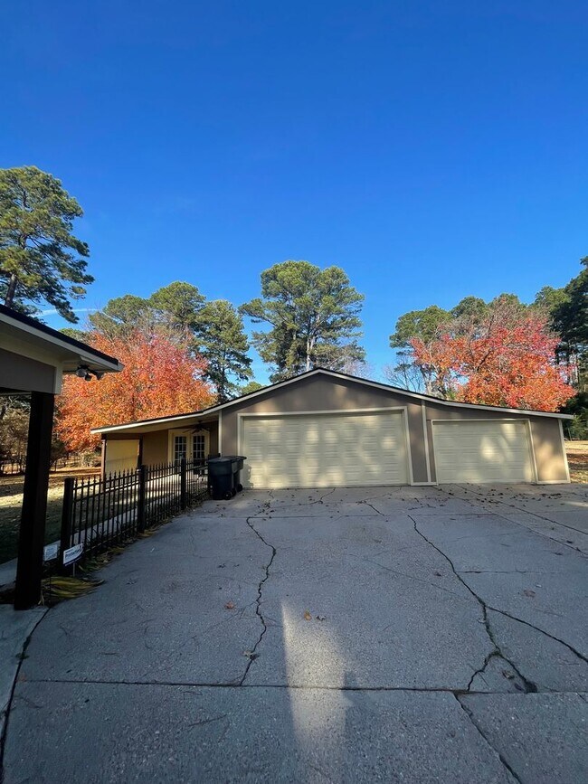 Building Photo - Gorgeous 3 Bedroom Home with Sunroom and Bonus Room!