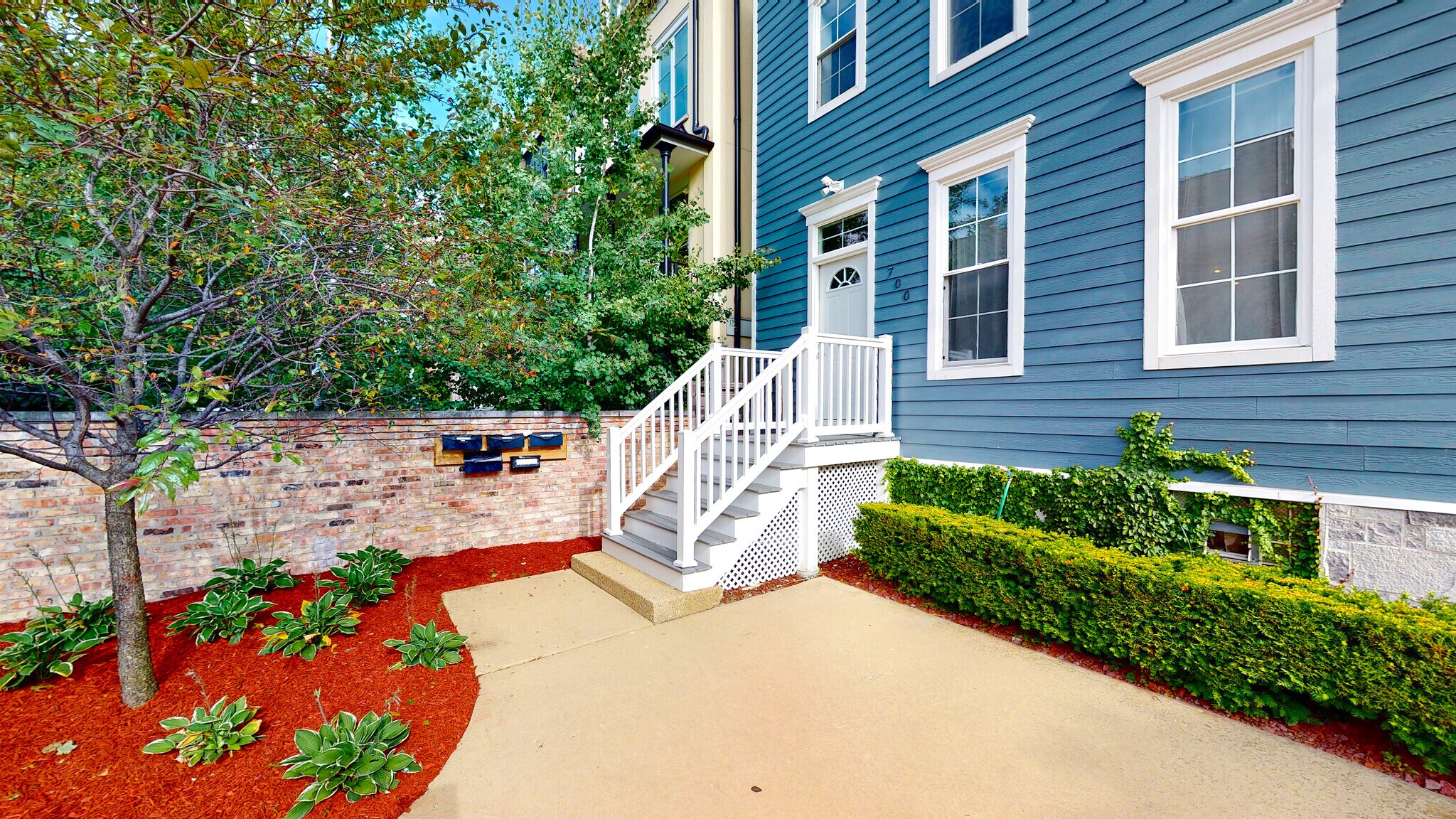 Building Photo - 702 W Schubert Ave