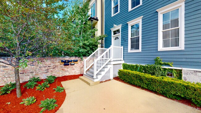 Building Photo - 702 W Schubert Ave