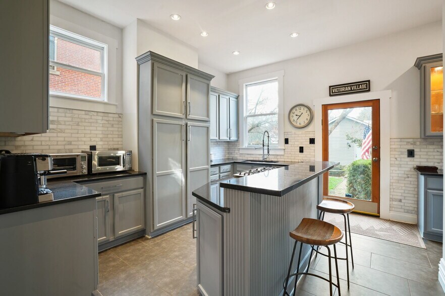 Building Photo - 77 W 2nd Ave