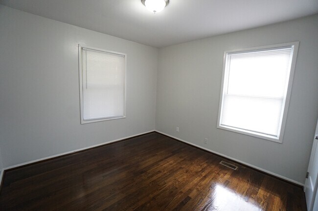 Building Photo - 112 13th Ave N