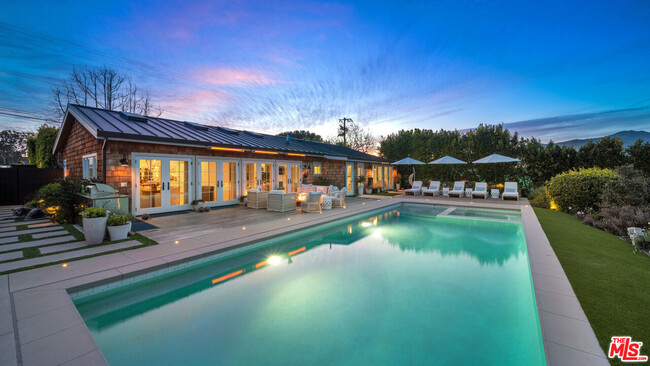 Building Photo - 6540 Dume Dr