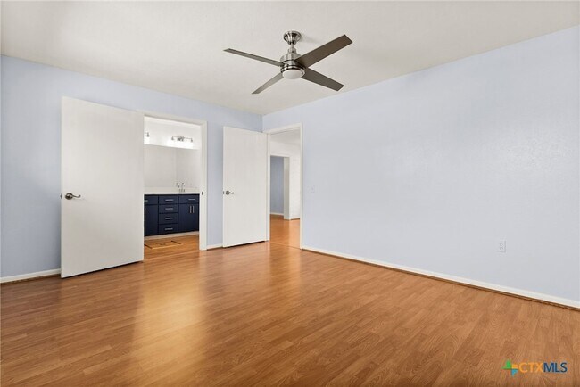 Building Photo - 204 Oak St