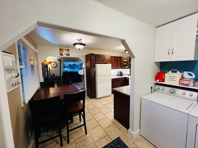 Building Photo - 2 Bed, 1 Bath Newly Renovated Rental