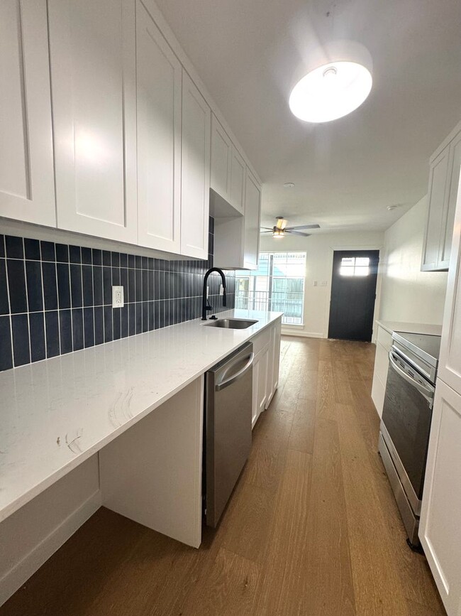 Building Photo - Remodeled Condo 2 Blocks to St. David's Me...