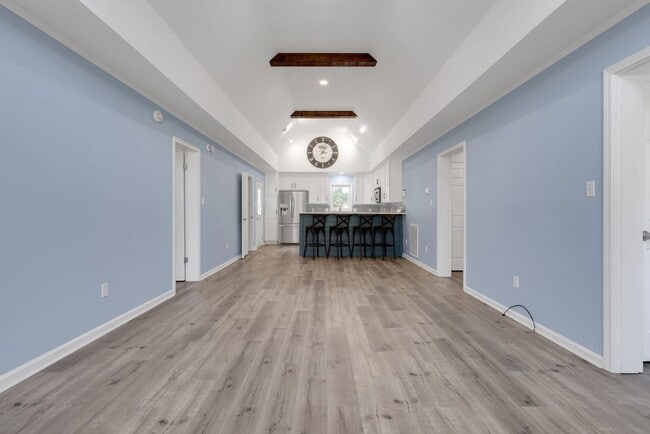 Building Photo - Spacious 5BR House on 2 acres in Chapin!