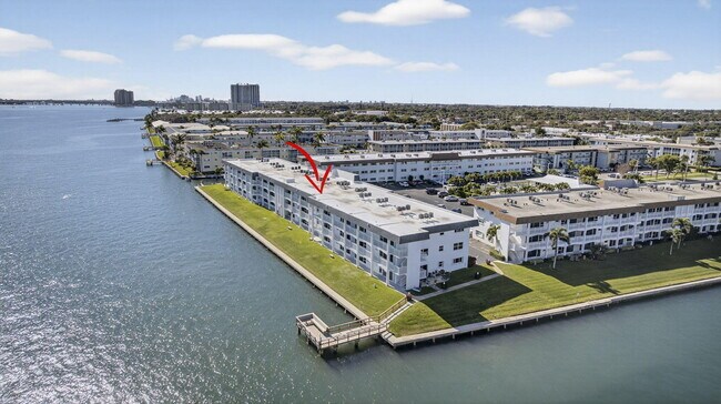 Building Photo - 100 Shore Ct