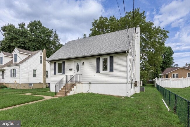 Building Photo - 318 Essex Ave