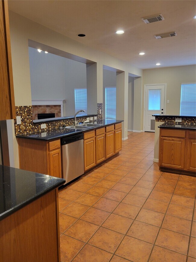 Building Photo - 3715 Pinehurst Dr