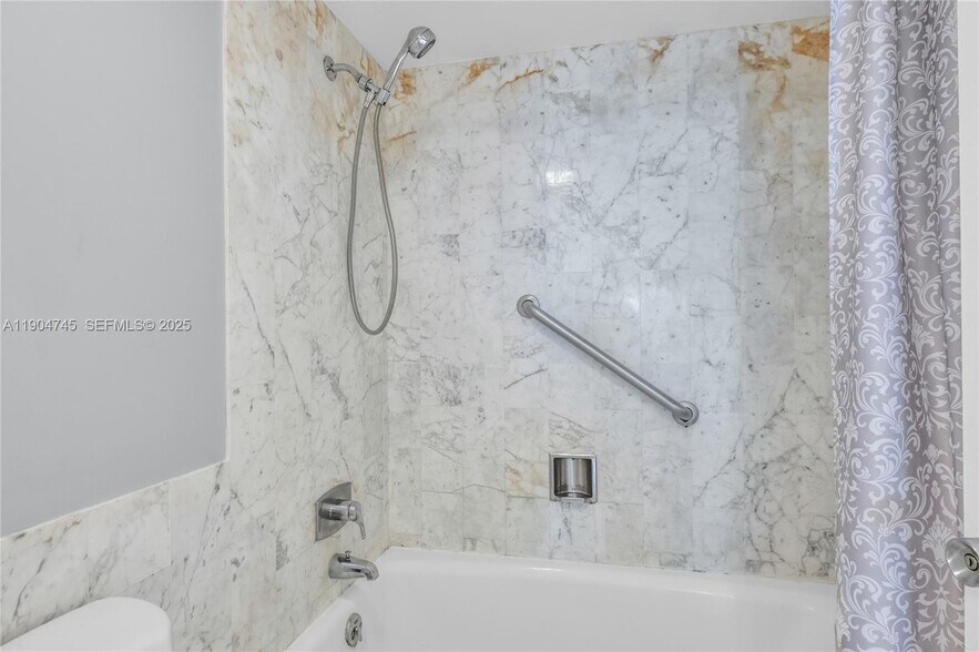 Building Photo - 3200 Port Royale Dr N