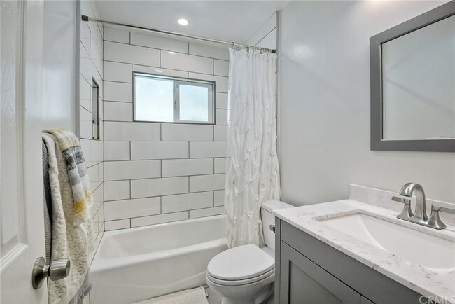 Building Photo - 2642 Davis Pl