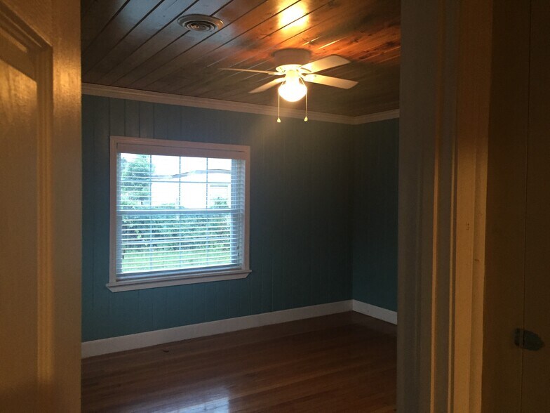 Building Photo - 512 Williams Ave