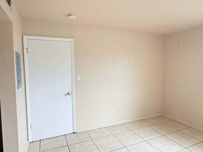 Building Photo - 2937 Winkler Ave