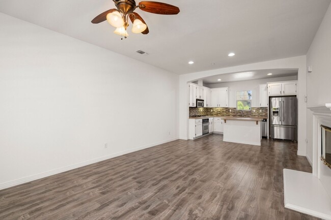 Building Photo - Upgraded Mission Valley 2 Bed 2.5 Bath at the Terraces of Escala! Small Pet OK!