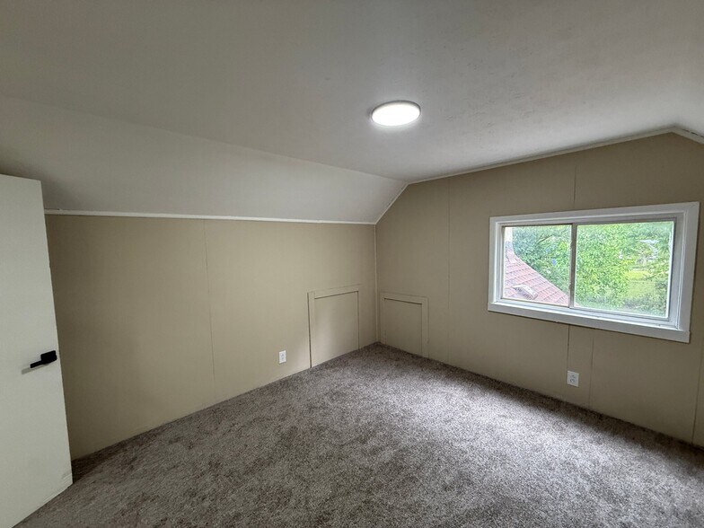 Building Photo - 5636 Drake Ave