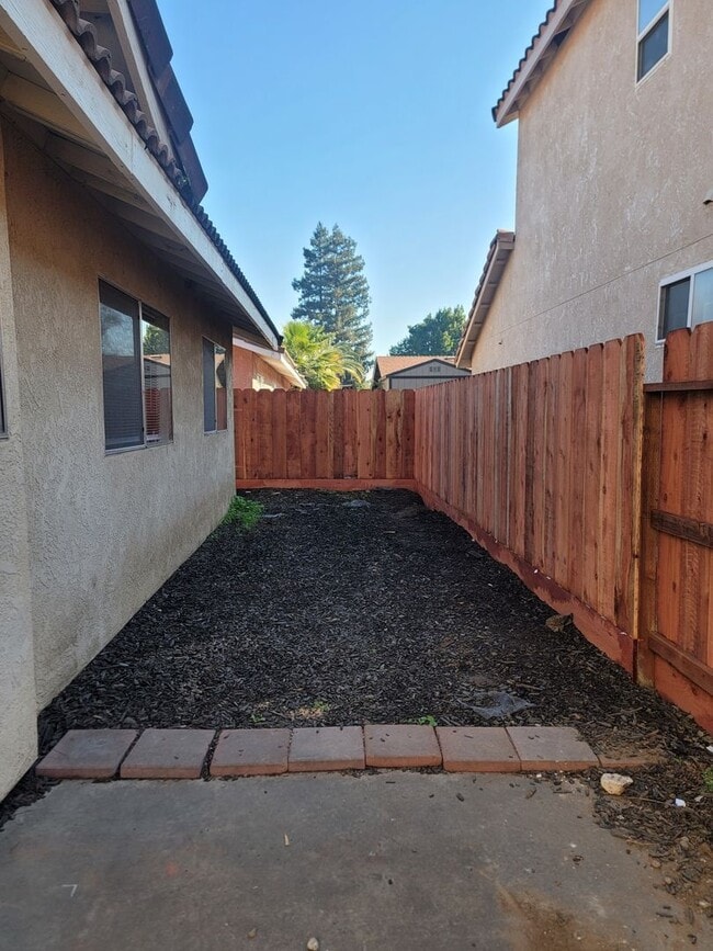 Building Photo - MON390