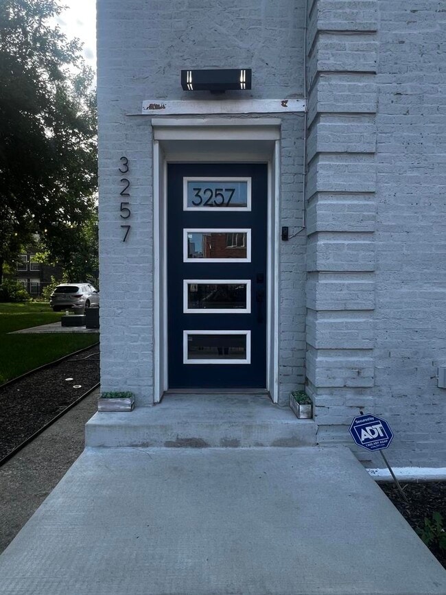 Building Photo - 3257 W Warren Blvd