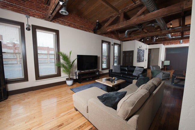 Building Photo - 2101 Beale Ave