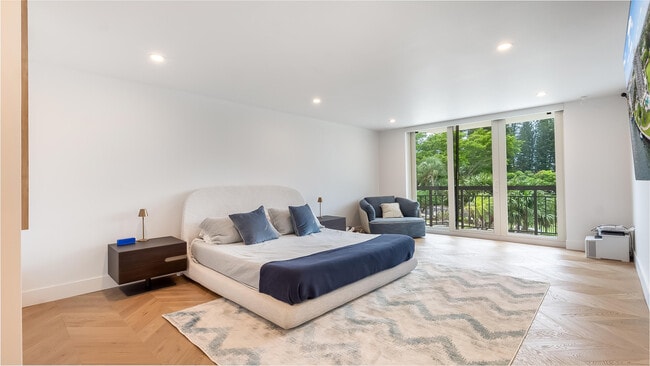 Building Photo - 901 E Camino Real