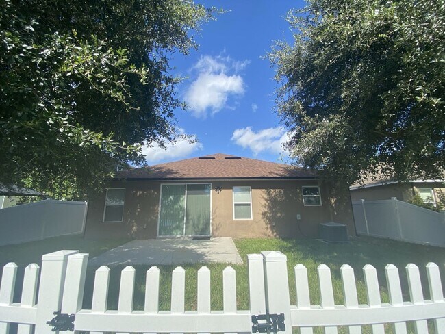 Building Photo - Spacious 3 bedroom 2 bathroom home in the Sawgrass community